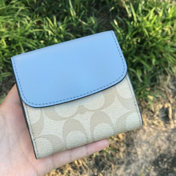 COACH F53837 SIGNATURE PVC LEATHER TRIFOLD SMALL W - Picture 2 of 4